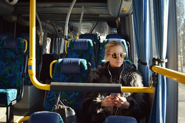 blondýna v autobuse